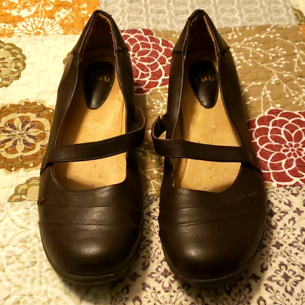 YUU womens brown slip on shoe. Size 10